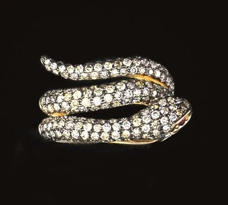 ANELLO IN ORO GIALLO, DIAMANTI E RUBINImodellato come un serpente interamente...