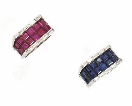 DUE ANELLI IN PLATINO RUBINI, ZAFFIRI E DIAMANTIciascuno di forma geometrica...