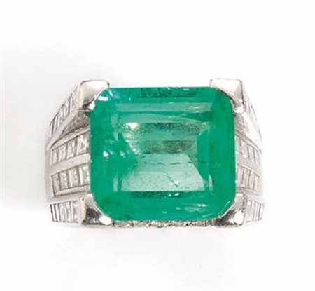 ANELLO IN ORO BIANCO, SMERALDO E DIAMANTIal centro uno smeraldo rettangolare...