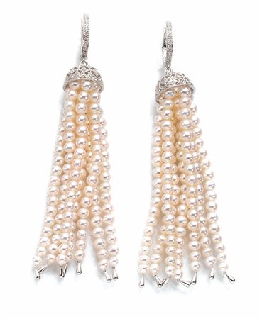 PAIO DI ORECCHINI PENDENTI IN ORO BIANCO 14 K, PERLE E DIAMANTIciascuno...