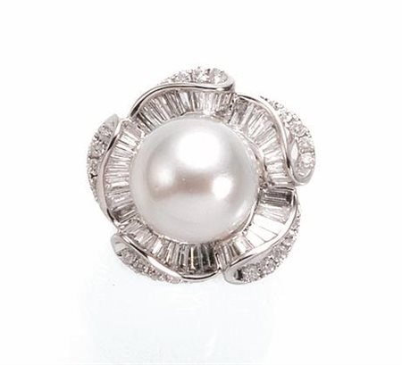ANELLO IN ORO BIANCO, PERLA SOUTH SEA E DIAMANTIal centro una perla...