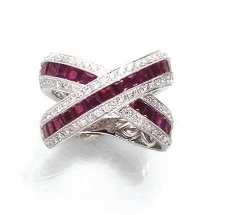 ANELLO IN ORO BIANCO, RUBINI E DIAMANTIrealizzato con due fasce incrociate di...