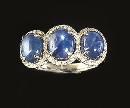 ANELLO IN ORO BIANCO, ZAFFIRI STELLATI E DIAMANTIcon tre zaffiri asteria...