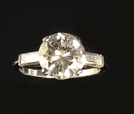 ANELLO IN ORO BIANCO E DIAMANTIal centro un brillante di 3.80 ct circa...