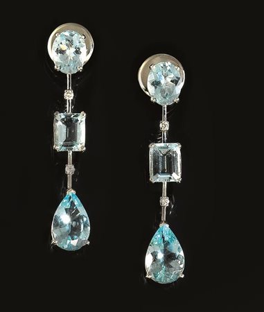PAIO DI ORECCHINI PENDENTI IN ORO BIANCO, ACQUEMARINE E DIAMANTIciascuno...
