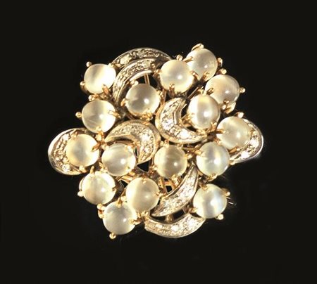 ANELLO IN ORO GIALLO 14 K, PIETRE DI LUNA E DIAMANTImodellato a corolla con...