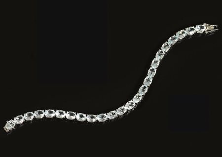 BRACCIALE IN ORO BIANCO E ACQUEMARINErealizzato ad una fila di acquemarine...