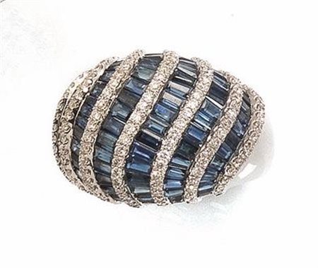 ANELLO IN ORO BIANCO, ZAFFIRI E DIAMANTIrealizzato a fascia bombata con...