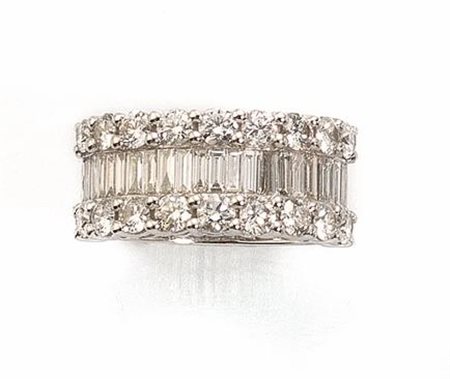 ANELLO IN ORO BIANCO E DIAMANTIrealizzato da una fascia in baguette entro due...