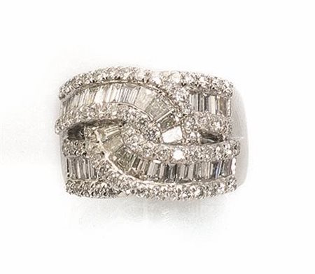 ANELLO IN ORO BIANCO E DIAMANTIrealizzato a fascia alta con nastri di...