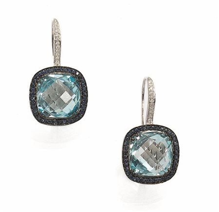 PAIO DI ORECCHINI PENDENTI IN ORO BIANCO, ZAFFIRI E TOPAZIciascuno realizzato...
