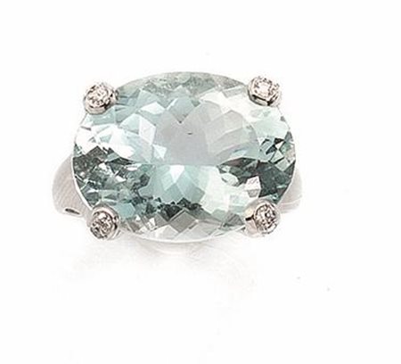 ANELLO IN ORO BIANCO, ACQUAMARINA E DIAMANTIal centro un' acquamarina ovale...