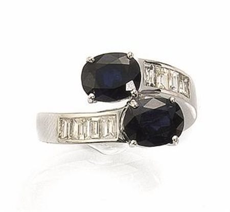 ANELLO IN ORO BIANCO, ZAFFIRI E DIAMANTIcon montatura contrarie con finali...