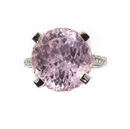 ANELLO IN ORO BIANCO, KUNZITE E DIAMANTIal centro una kunzite ovale...