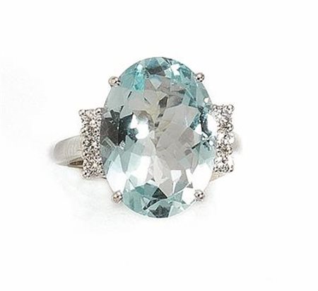 ANELLO IN ORO BIANCO, ACQUAMARINA E DIAMANTIal centro un' acquamarina ovale...