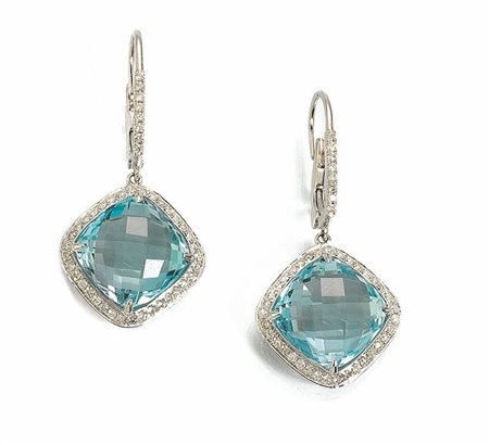 PAIO DI ORECCHINI PENDENTI IN ORO BIANCO, TOPAZI E DIAMANTIciascuno modellato...