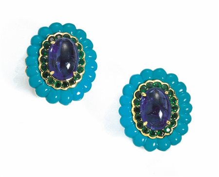 PAIO DI ORECCHINI IN ORO GIALLO, TURCHESI, TANZANITI E SMERALDIciascuno...