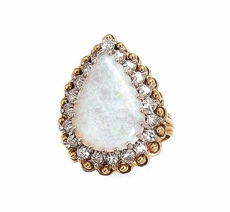 ANELLO IN ORO GIALLO, ORO BIANCO, OPALE E DIAMANTIal centro un opale cabochon...