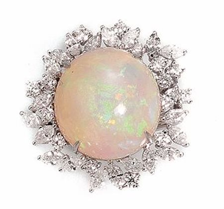 ANELLO IN ORO BIANCO, OPALE E DIAMANTIal centro un opale bianco cabochon...