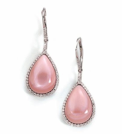 PAIO DI ORECCHINI PENDENTI IN ORO BIANCO, MADREPERLA E DIAMANTIciascuno...