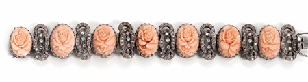 BRACCIALE IN ORO BIANCO, CORALLO E DIAMANTIrealizzato ad una fila di corallo...