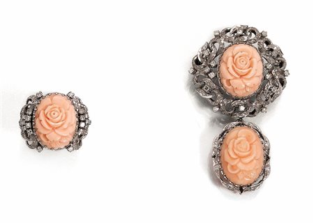 PENDENTE-SPILLA E ANELLO IN ORO BIANCO, DIAMANTI E CORALLOil pendente...