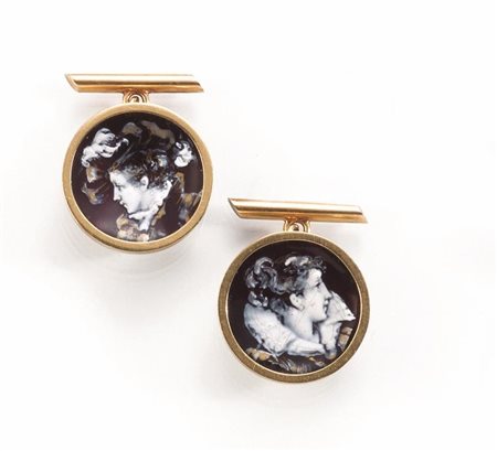 PAIO DI GEMELLI IN ORO GIALLO E SMALTImontatura in oro giallo a bottone con...