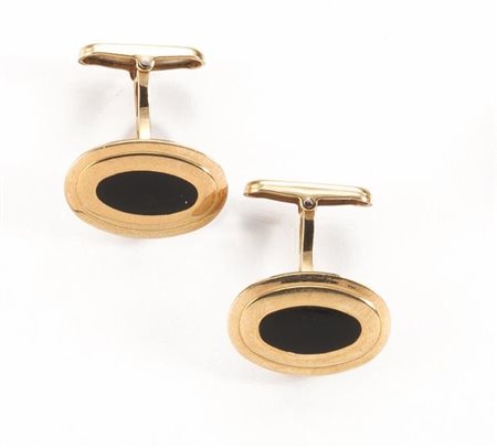 PAIO DI GEMELLI IN ORO GIALLO E ONICEciascuno di forma ovale con inserto...