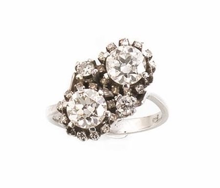 ANELLO IN ORO BIANCO E DIAMANTIcon montatura contrarie con finale due...