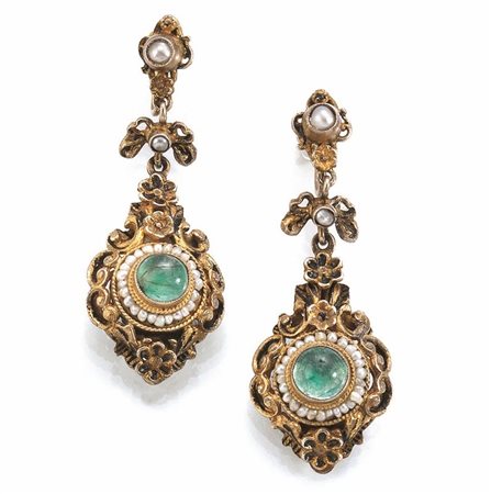 PAIO DI ORECCHINI PENDENTI, SEC. XIX, IN ORO A BASSO TITOLO, SMERALDI,...