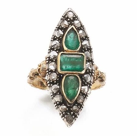 DUE ANELLI, FINE SEC. XIX, IN ARGENTO, ORO GIALLO, SMERALDI, ZAFFIRI E...