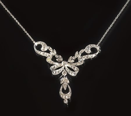 COLLANA IN ORO BIANCO E DIAMANTIcon elemento centrale a fiocco decorato in...
