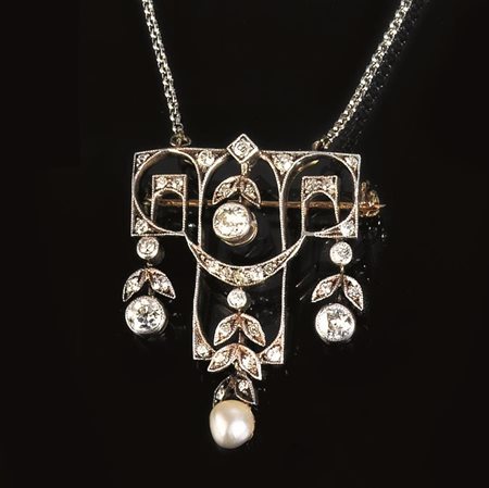 SPILLA PENDENTE IN ORO ROSA A BASSO TITOLO, ARGENTO, DIAMANTI E PERLAdi forma...