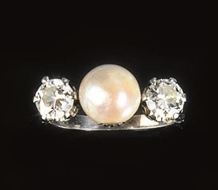 ANELLO IN ORO BIANCO, PERLA E DIAMANTI al centro una perla diam. mm 8...