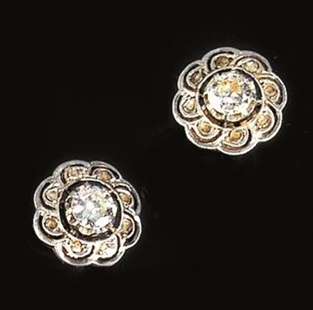 PAIO DI ORECCHINI IN ORO BIANCO, ORO GIALLO E DIAMANTIciascuno con al centro...