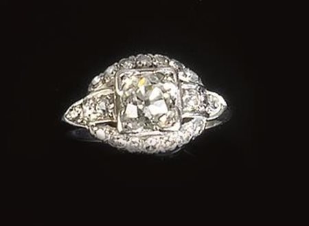 ANELLO IN PLATINO E DIAMANTIcon brillante di taglio vecchio entro montatura...