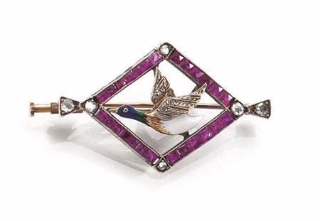 SPILLA E SPILLONE IN ORO GIALLO, ORO A BASSO TITOLO, ARGENTO, RUBINI,...