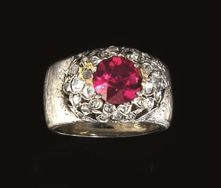 DUE ANELLI IN ORO BIANCO, RUBINO SINTETICO, ZAFFIRI SINTETICI E PASTE VITREE...