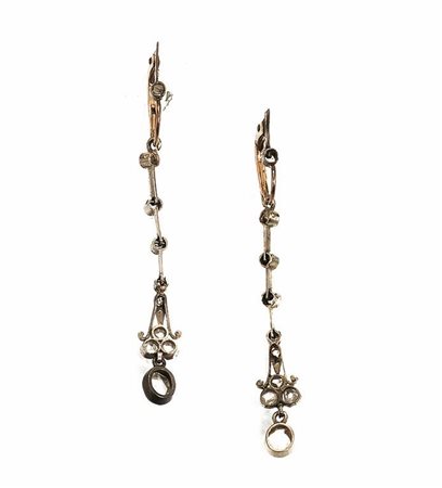 PAIO DI ORECCHINI PENDENTI IN ORO BIANCO, ORO ROSA E DIAMANTIciascuno...