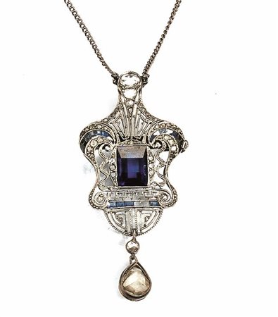 PENDENTE SPILLA IN ORO BIANCO, ZAFFIRO SINTETICO E DIAMANTIdi forma a scudo...