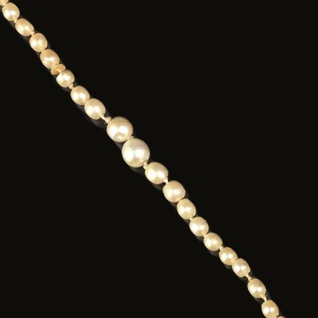 COLLANA IN ORO BIANCO, DIAMANTI E PERLE NATURALIrealizzata ad una fila di...