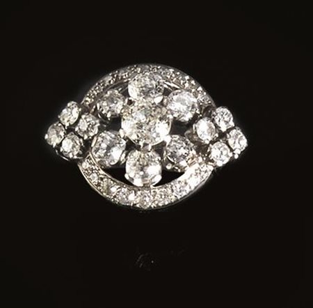 ANELLO IN ORO BIANCO E DIAMANTIal centro una corolla in brillanti di taglio...
