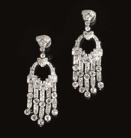 PAIO DI ORECCHINI, ANNI '20, PENDENTI IN ORO BIANCO E DIAMANTIciascuno...