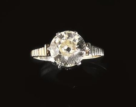 ANELLO IN ORO BIANCO E DIAMANTEcon brillante taglio vecchio di 2 ct circa,...