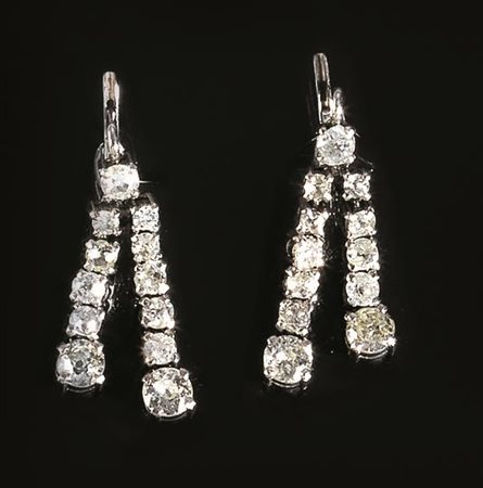 PAIO DI ORECCHINI PENDENTI IN ORO BIANCO E DIAMANTIciascuno realizzato da due...