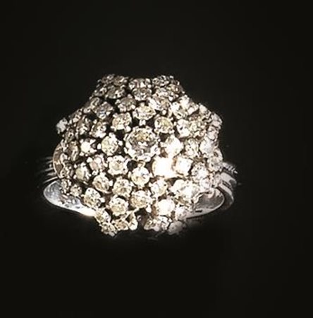 ANELLO IN ORO BIANCO E DIAMANTImodellato a cupola con profilo a stella...
