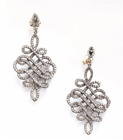 PAIO DI ORECCHINI PENDENTI IN ORO ROSA, ARGENTO E DIAMANTIciascuno di forma...