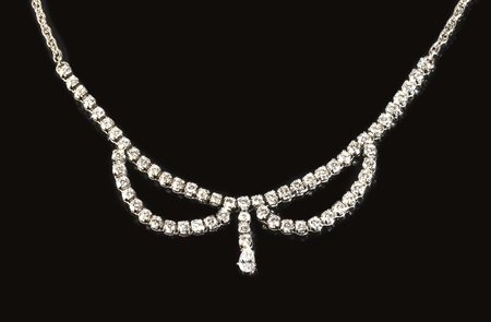 COLLANA IN ORO BIANCO E DIAMANTIrealizzata a maglia sottile, la parte...