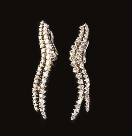 PAIO DI ORECCHINI PENDENTI IN ORO BIANCO E DIAMANTIciascuno realizzato a due...