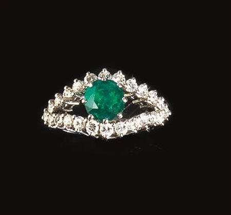 ANELLO IN ORO BIANCO, SMERALDO E DIAMANTIdisegnato come un occhio con profilo...